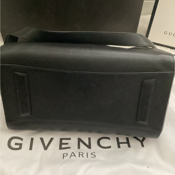 Givenchy
Antigona Medium Top Handle Bag in Grained Leather - Picture 10 of 15
